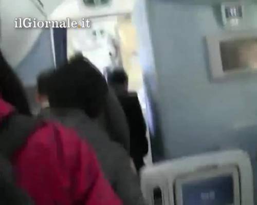 Video di un atterraggio d'emergenza a Tokyo