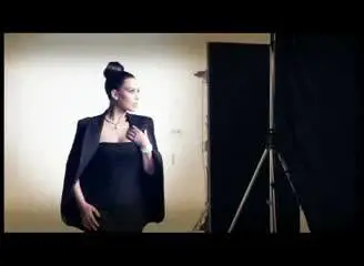 Kim Kardashian scopre il decolté anche in Arabia