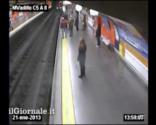Madrid, sviene sui binari della metro