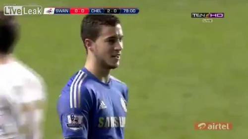 Un giocatore del Chelsea prende a calci un raccattapalle