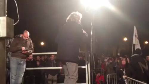 Grillo in piazza parla del caso Mps