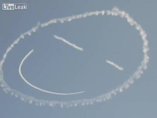 Un aereo disegna uno smile nel cielo