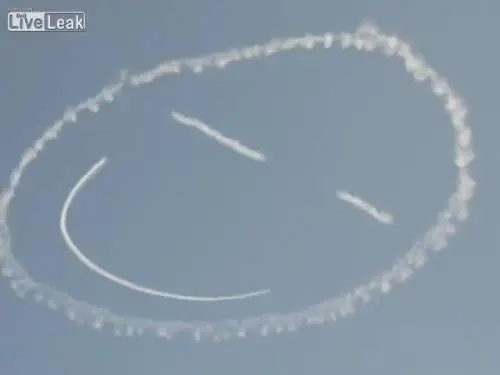 Un aereo disegna uno smile nel cielo