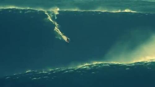 Cavalca un'onda di 30 metri: è record