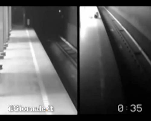 Donna cade sui binari della metropolitana a Praga: illesa