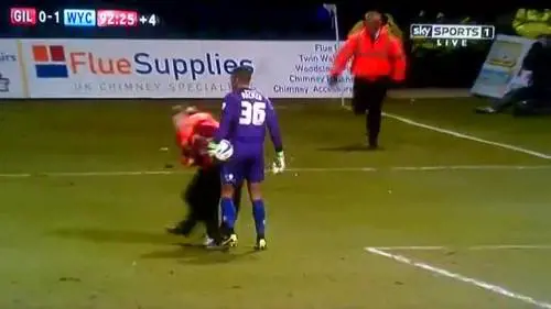 Tifoso stende un portiere in Premier League