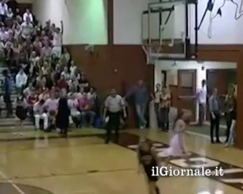 Mai visto un canestro così