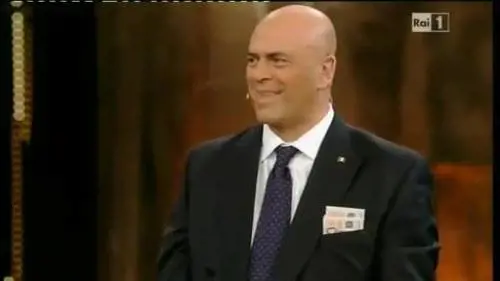 Crozza-Berlusconi contestato all'Ariston