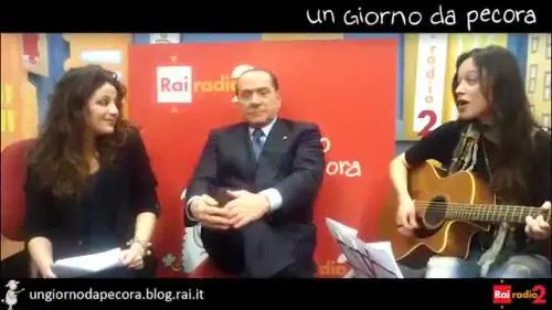 Berlusconi e l'intervista cantata