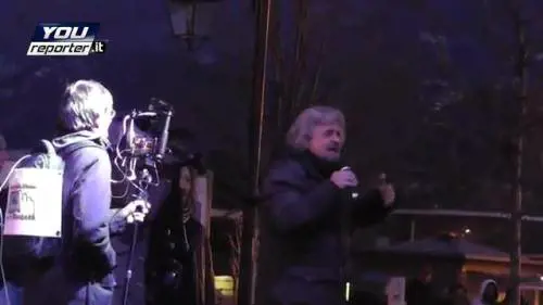 Grillo caccia dal palco l'operatore della Rai