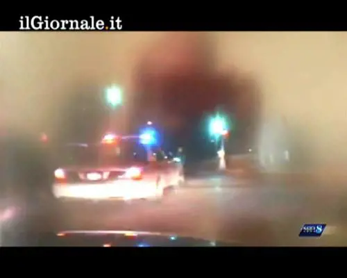 Auto in fuga si schianta sul posto di blocco