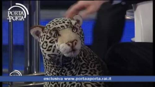 E Vespa regala un "giaguaro" a Bersani