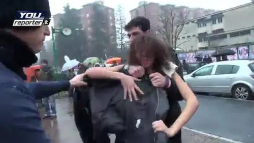 Attiviste a seno nudo tentano di aggredire il Cav