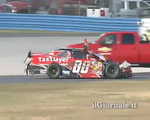 Incidente in Nascar: auto "vola" sul pubblico