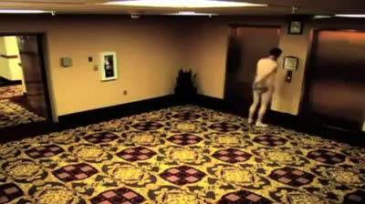 Chiuso fuori dalla stanza: vaga nudo per l'hotel