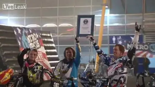 18 moto in volo: impresa da Guiness dei primati