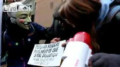 Omaggio dalla folla: le lacrime del senzatetto