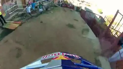 La visuale di un ciclista spericolato