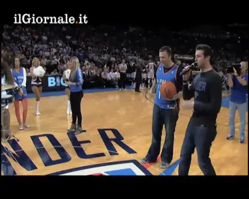 Segna da metà campo: un canestro contro il cancro