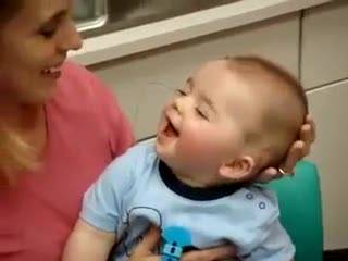 Sente voce mamma: la reazione del bimbo sordo