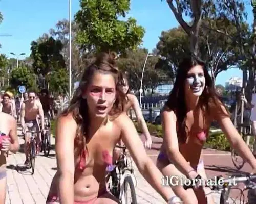 No all'inquinamento: la protesta è nudista