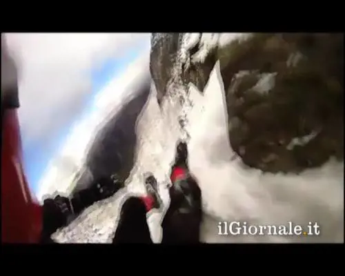 Scalatore precipita: telecamera lo riprende