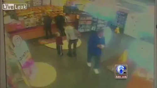 Auto sfonda negozio: paura a Philadelphia