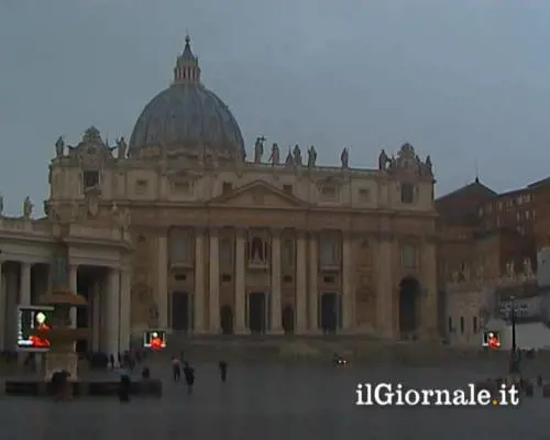 Pro eligendo pontefice: la messa sotto la pioggia