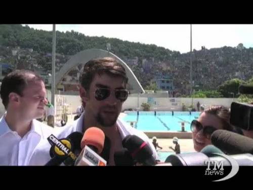 Phelps insegna nuoto nella favela