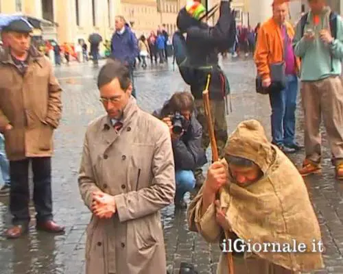 Vestito di iuta, prega sotto la pioggia
