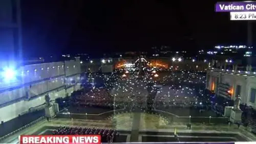 Papa Francesco si affaccia dal balcone
