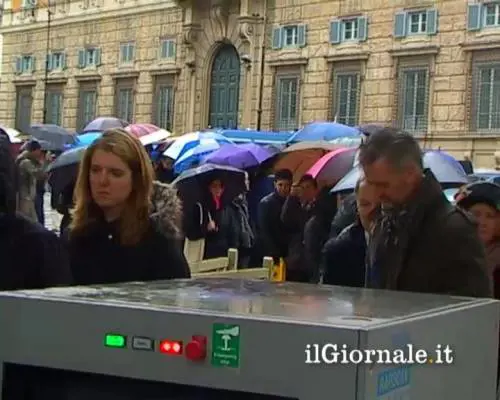I controlli e la pioggia non fermano i fedeli