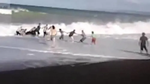 Catena umana per salvare un ragazzo