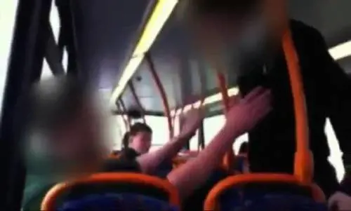 Disabile aggredito da un bullo sull'autobus