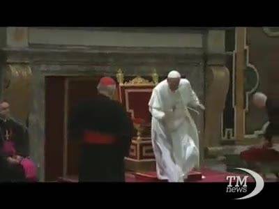 Papa Francesco inciampa nella veste