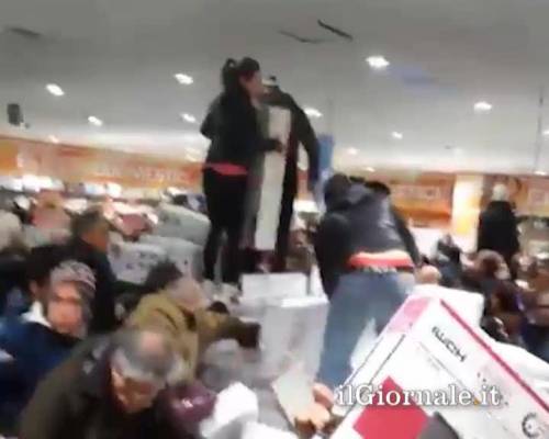 Folla saccheggia negozio di Zamparini