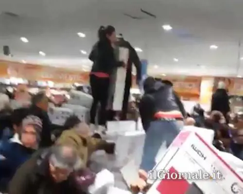 Folla saccheggia negozio di Zamparini