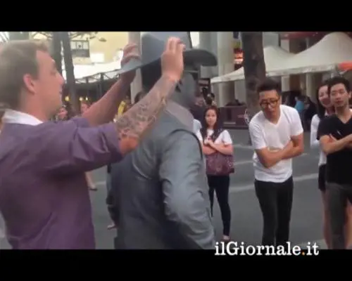 Molesta l'artista di strada: pugno in faccia!
