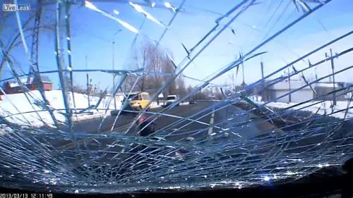 Attraversa la strada: travolto dall'auto