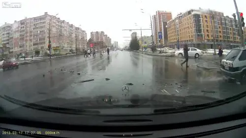 Schianto tra auto: che paura per i passanti