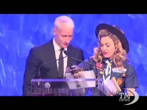 Madonna "boy-scout" in difesa dei diritti gay