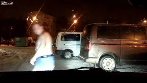 Nudo e ubriaco si lancia contro un'auto