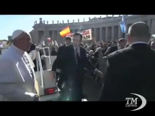 L'arrivo di Francesco: l'abbraccio dei fedeli
