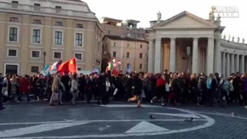 Aprono i cancelli: i fedeli invadono la piazza
