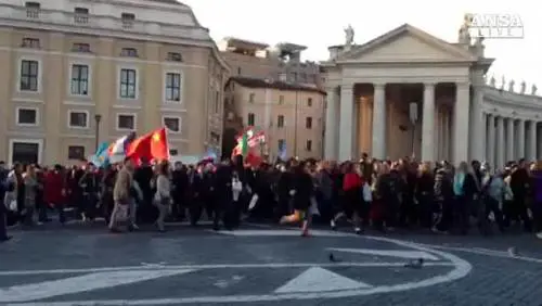 Aprono i cancelli: i fedeli invadono la piazza