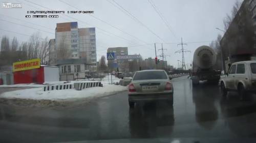 Russia, tenta il suicidio: si butta sotto il camion