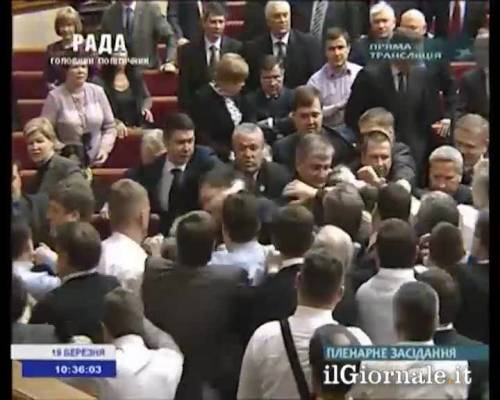 Parlamento ucraino: scoppia la maxi-rissa