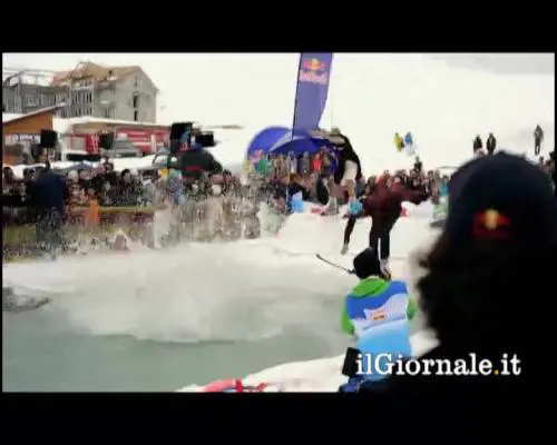 Tuffo in maschera nella piscina ghiacciata