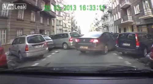 Guidatori distratti: parcheggio con il danno