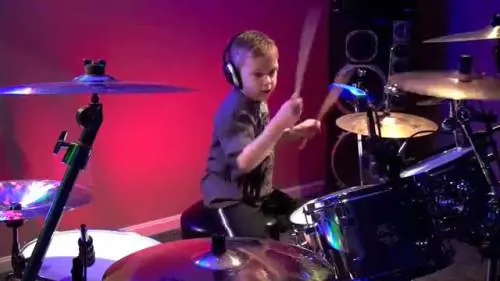 Fenomeno alla batteria: ha 6 anni!
